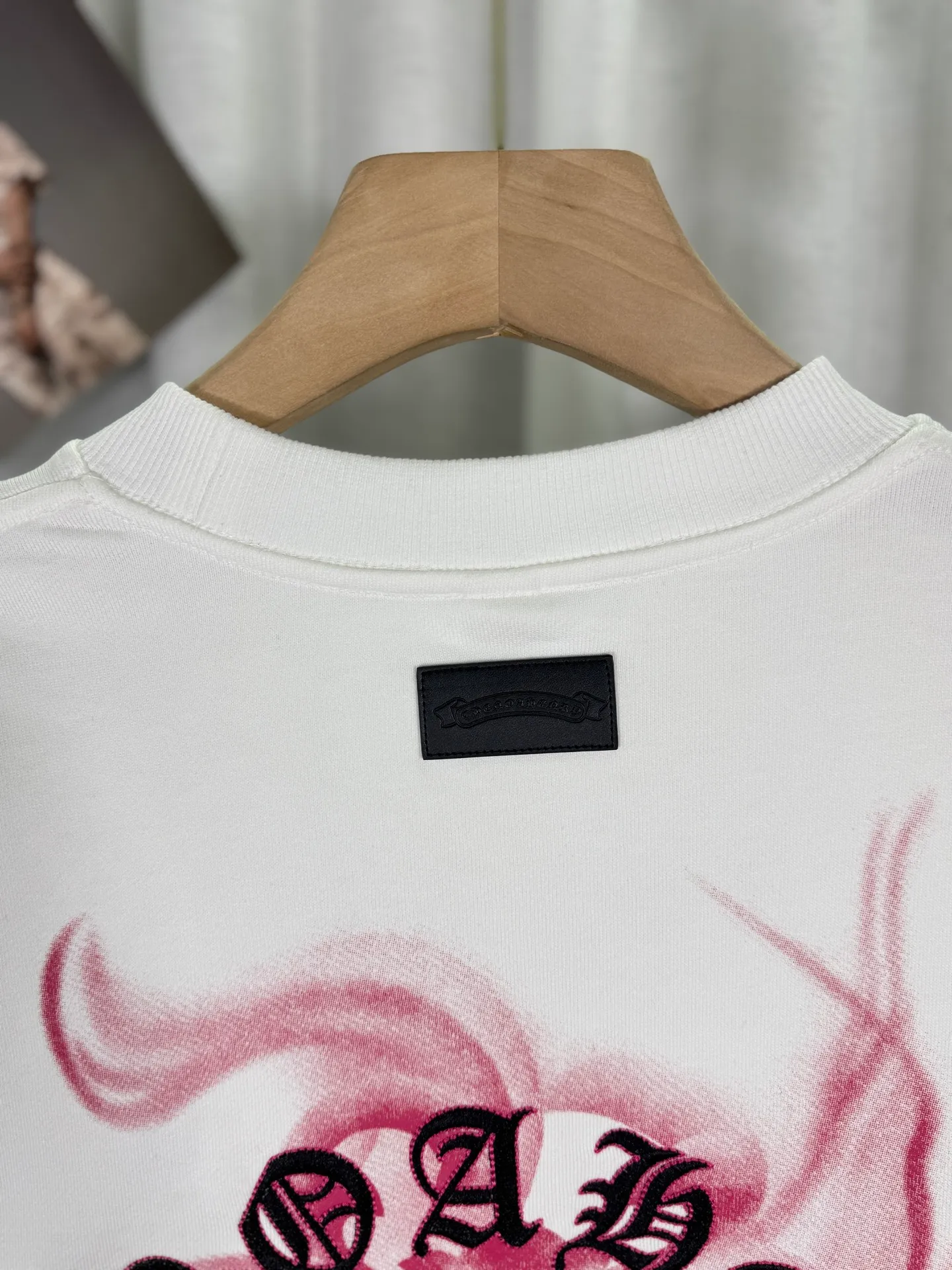 P240 top version, real shot without P, ​​different from market currency) 𝗖𝗵𝗿𝗼𝗺𝗲 𝗛𝗲𝗮𝗿𝘁𝘀/Croxin 2025 3D three-dimensional autumn and winter new original single counter American laser color printed patch embroidered couple casual sweatshirt 👑The highest version! Customized fabric 430g tripe terry fabric!  The best-selling model in the counter, very comfortable to wear. Accessories: original molded and authenticated collar label➕100% silk wash label. Genuine purchase-grade original hangtag➕matching hanging rope➕3D hanging beads➕original packaging bag. Craftsmanship: The original version has consistent wiring! The highest version of the armhole matching technique! Color: White Black Size: S M L XL Style No.: 9304